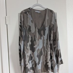 Camouflage V-Neck Women's Top (Size M/L) - Excellent Condidtion!